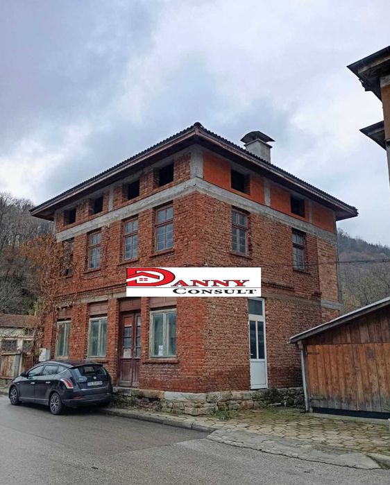 Двуетажна къща за продажба в гр. Плачковци