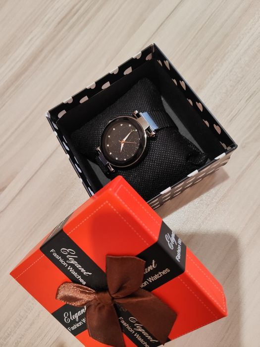 Черен дамски часовник