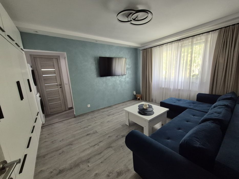 Vând Apartament 3 camere  complet renovat si mobilat.