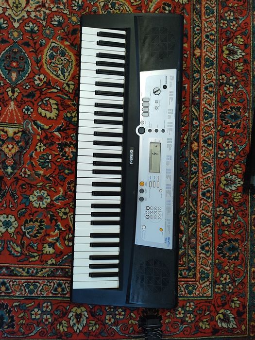 Продается синтезатор  Yamaha YPT-200