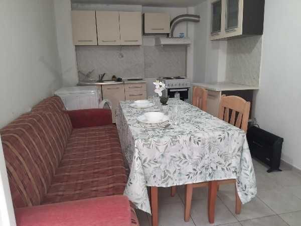 Дава се под наем двустаен апартамент в Колхозен пазар! 21133062