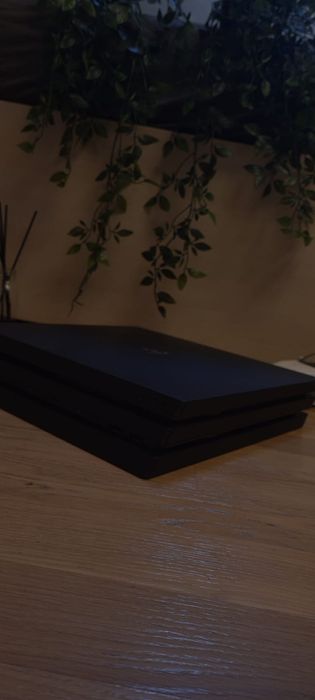 Vând PlayStation 4 Pro 1Tb două controlere