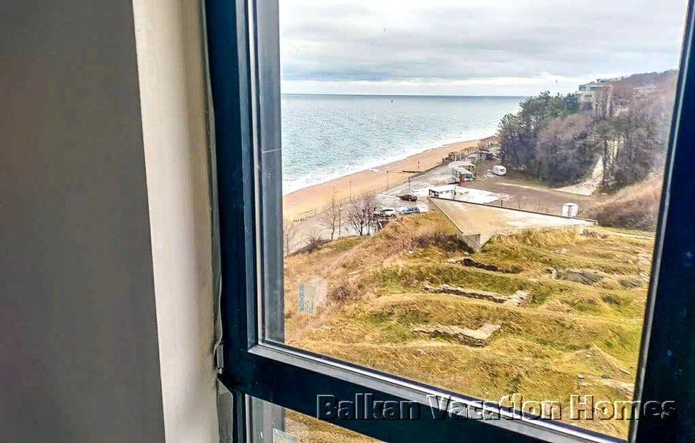 Spacious three-room luxurious apartment on the beach in Obzor
