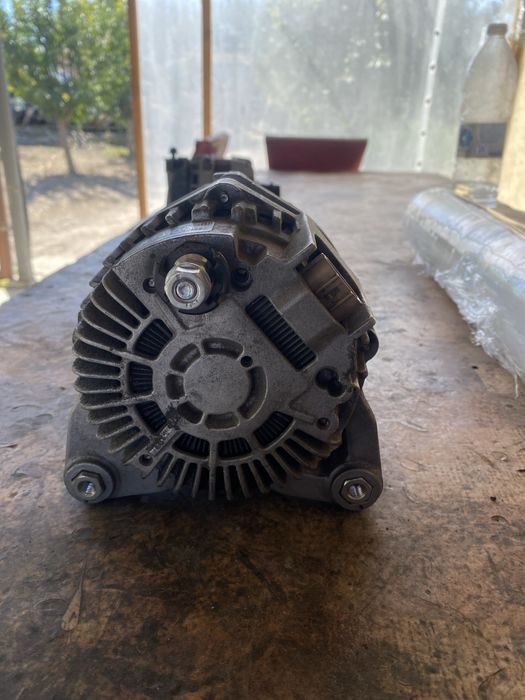 Алтернатор / Генератор за нисан кашкай 1.6 бензин