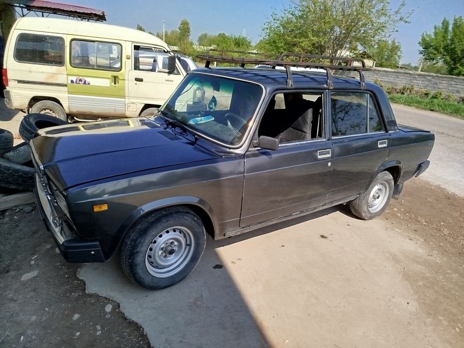 Vaz 2107 sotiladi. Yili 90 gazi bor.