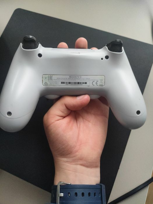 PS4 cu 2 controlare in stare aproape perfecta si optional trei CD-uri