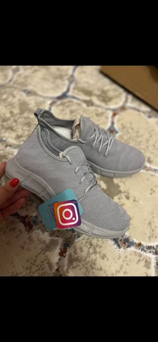 Продам новые кроссовки