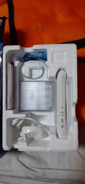 Periuta electrica oral-B smart 4 4000n la cutie cu toate accesoriile