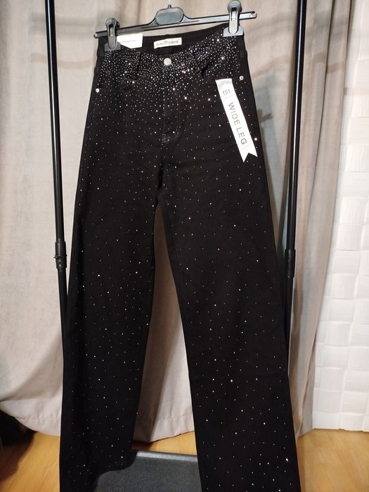 Дънки с камъни, балон и mom fit