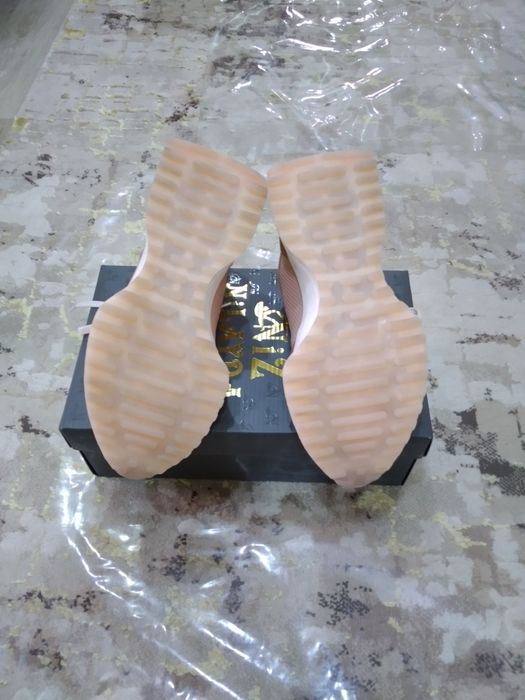 Кроссовки кожаные оригинальные новые