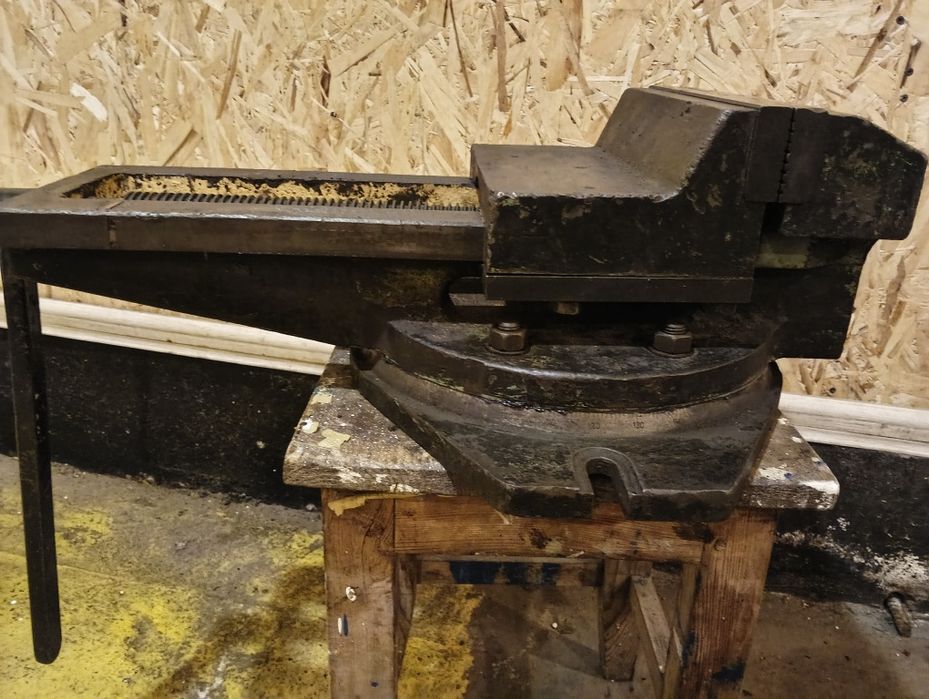 Продам тиски большие 250 и 300 мм