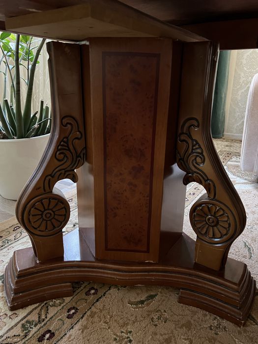 Стол в гостиную комнату