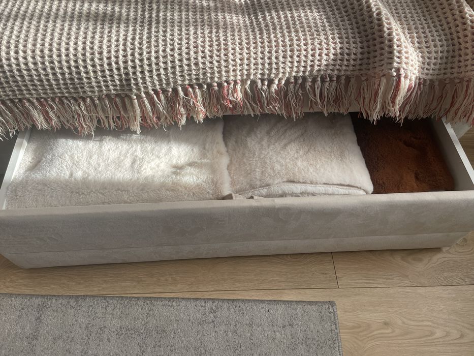 Canapea bej cu lada de depozitare