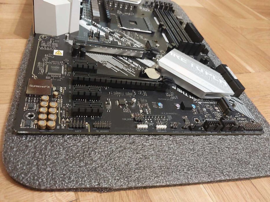 Asus Rog Strix B550-A Gaming (за части / ремонт)