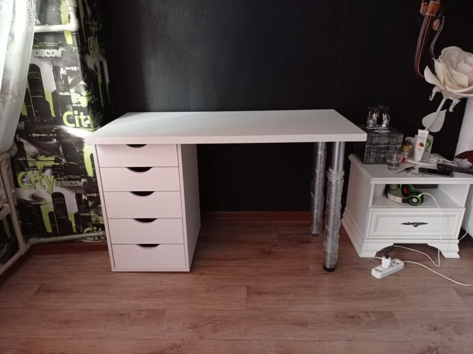 Столы письменные, компьютерные.