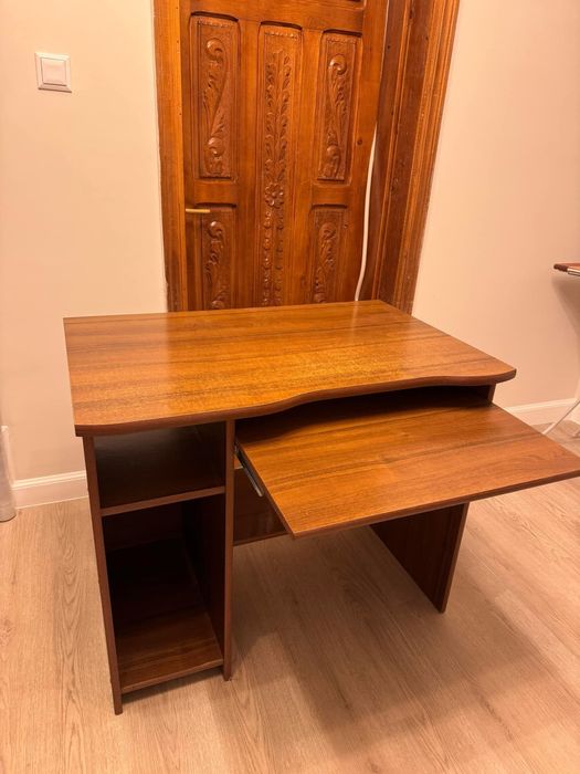 Vând birou din lemn in stare impecabila