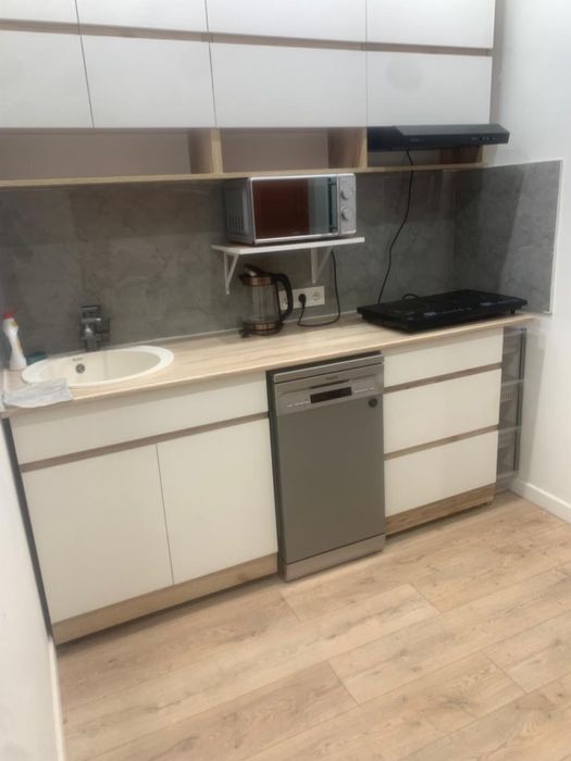 Современная студия с тропическим душем посуточно