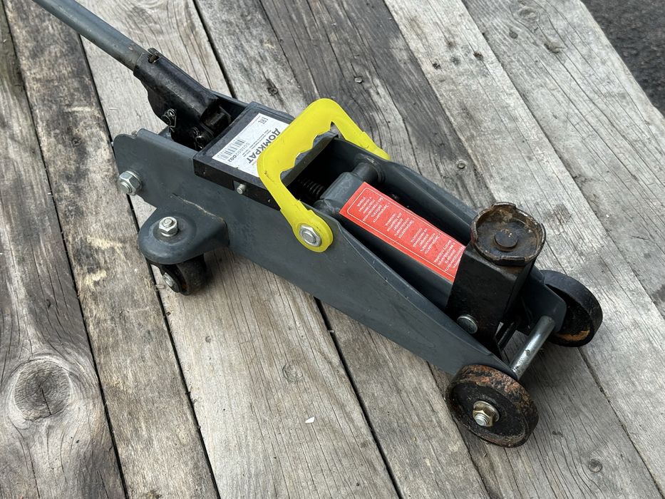 Подкатной домкрат. Автомобильный.