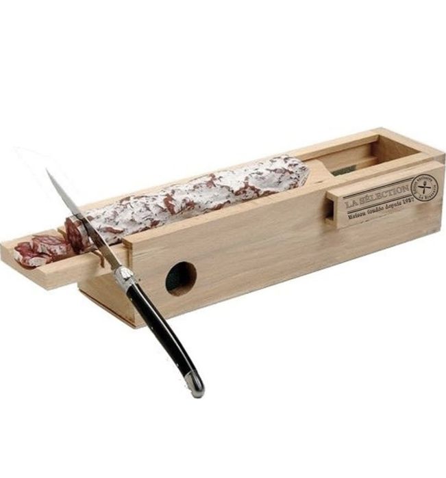 Кутия и нож за рязане и съхранение на колбаси.