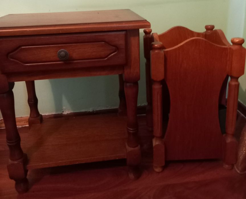 Două noptiere lemn plus o piesa aditioonala 300 ron toate