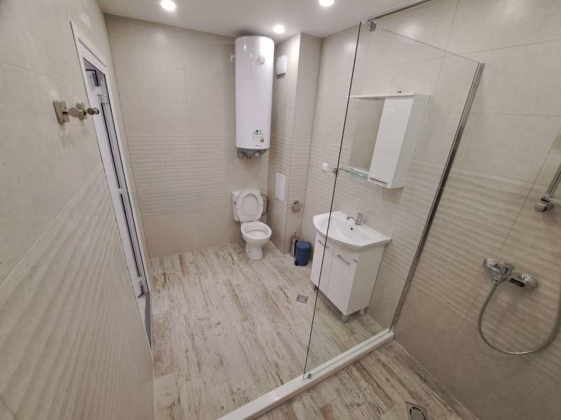 Дава се под наем Двустаен апартамент в Варна, Цветен квартал - 75 кв.м за 600 € - Снимка #5