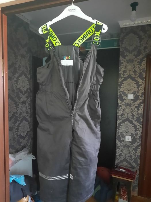 Сатылады детская куртка и комбинезон.