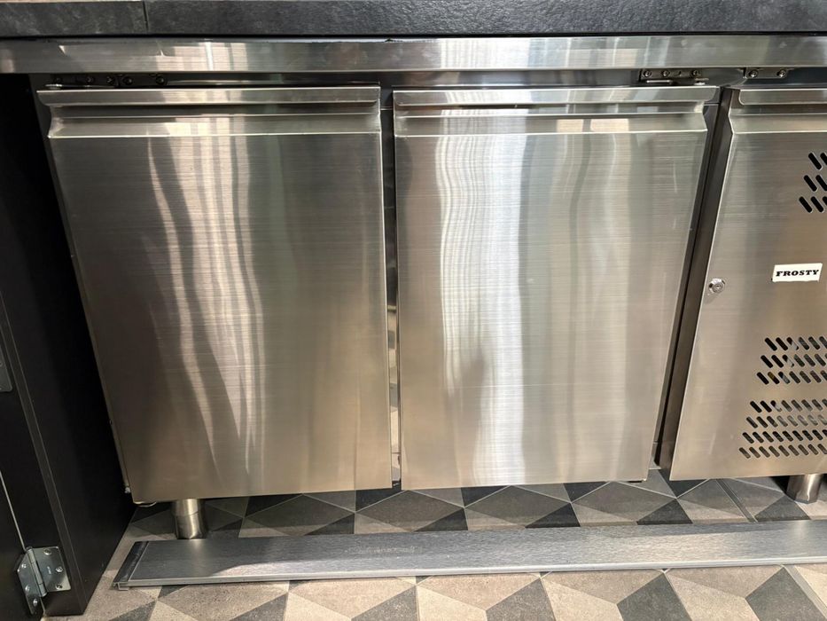 Vitrina cofetarie si masa rece stare impecabila