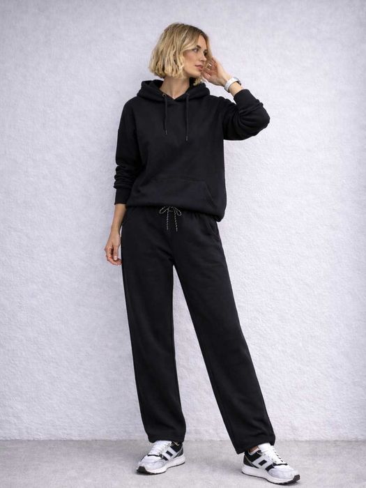 комплект с качулка удобен – перфектен за ежедневието,