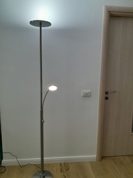 Lampadar cu lumina calda și rece