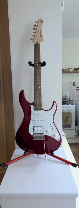 Продам элеткрогитару YAMAHA PACIFICA012