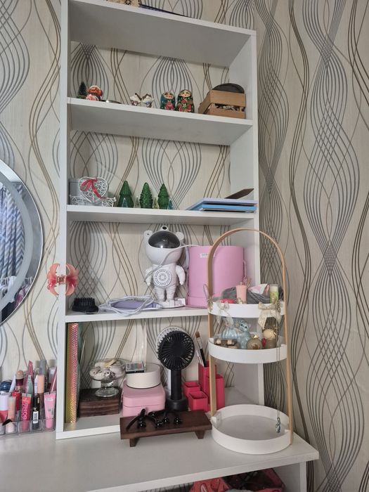 Полка и 2 столика в отличном виде