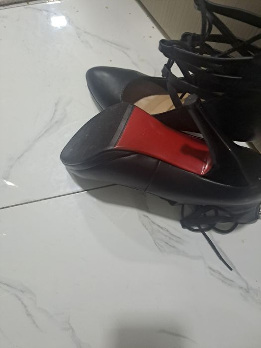 Туфли сотилади холати жуда яхщи почти янги