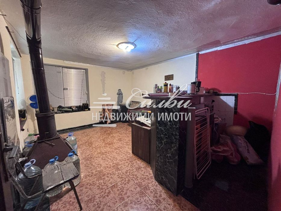 Самостоятелна двуетажна ТУХЛЕНА къща с ГАРАЖ - гр.Нови Пазар.