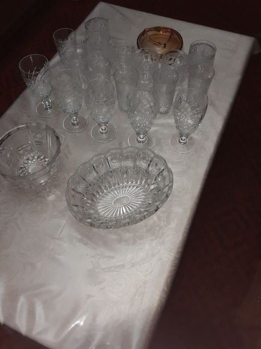 Продается хрусталь:вазы, фужеры,стаканы,кружки и перельница