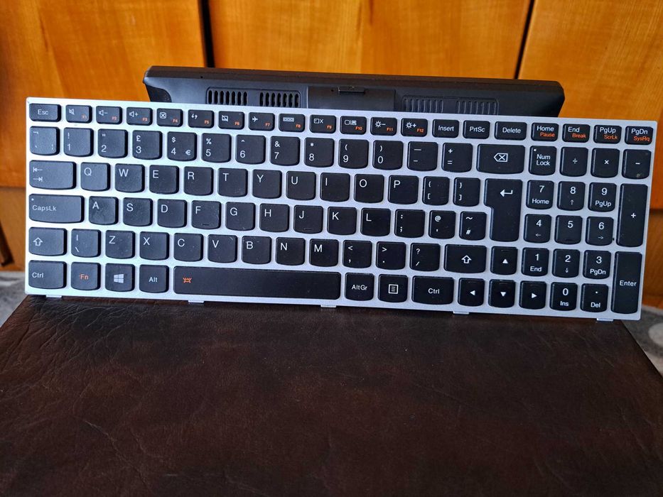 vand tastatura laptop LENOVO  fara urme de folosinta