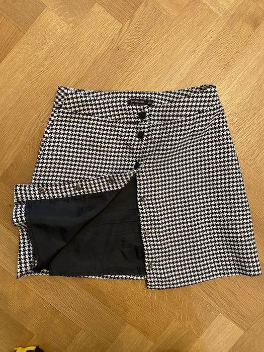 Fusta cu pattern alb-negru