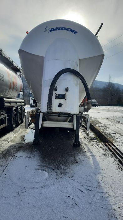 Inchiriez semiremorca cimentruck