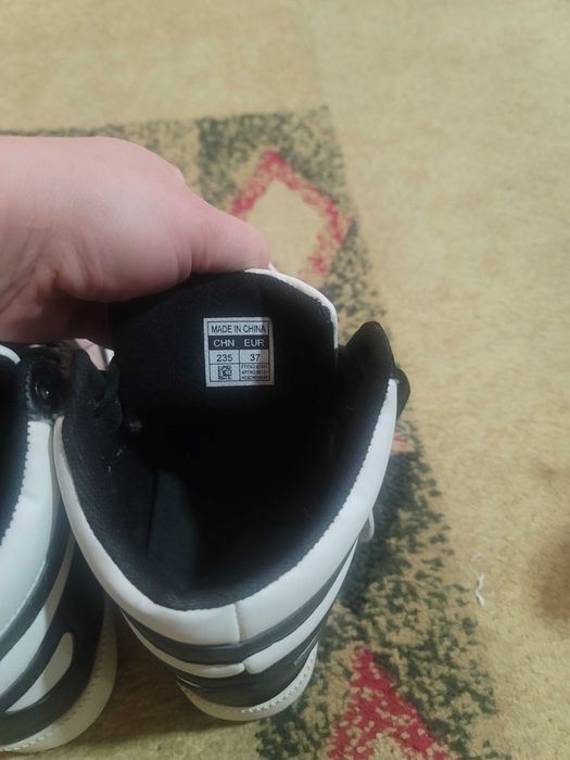 Продаются ботинки и кроссовки сникерсы.