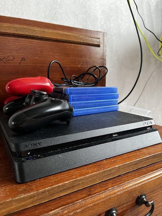 PS 4 с дисками и джойстиками