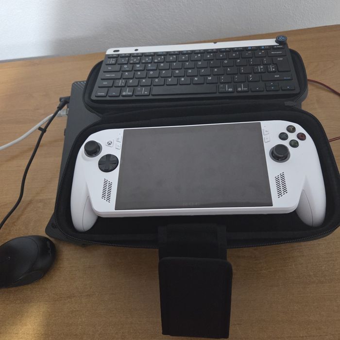 Vând consolă portabilă ROG Xbox Ally