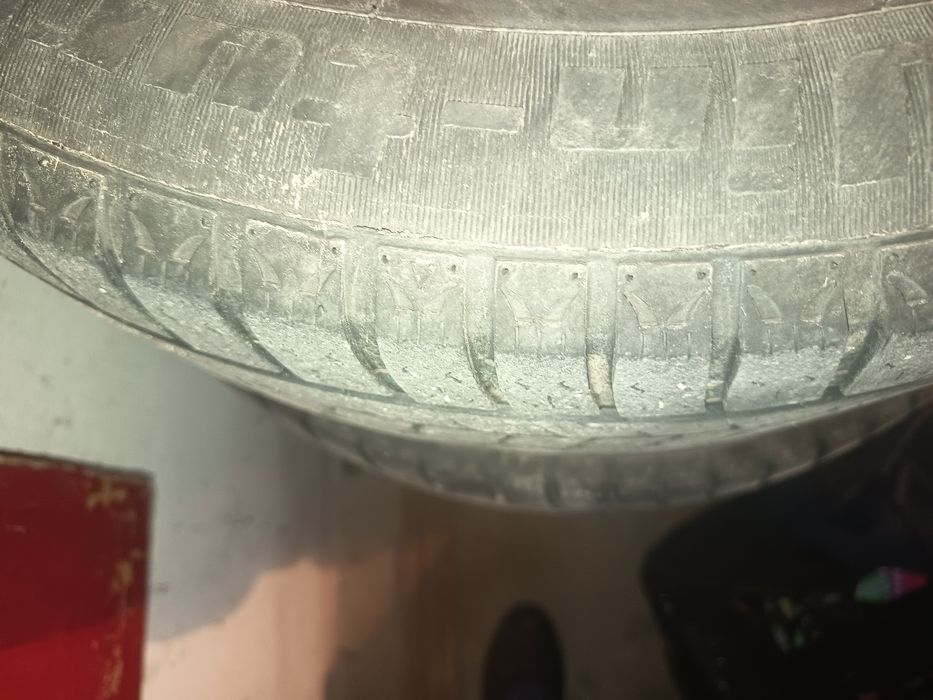 Продавам гуми зимни