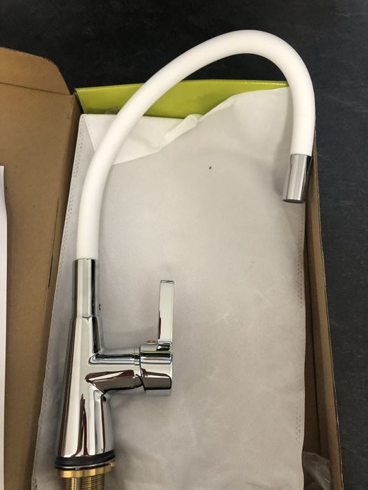 Кухненски смесител Fala с гъвкава лебедка- бял