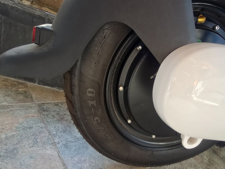 електрическият скутер Retro Volt (48V 800W 25Ah)