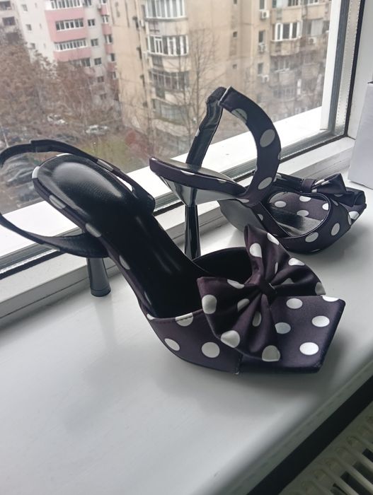 Pantofi cu fundițe si buline