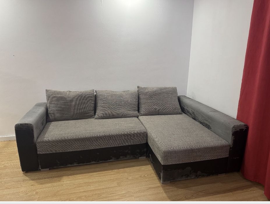 Canapea extensibila cu spatii de depozitare