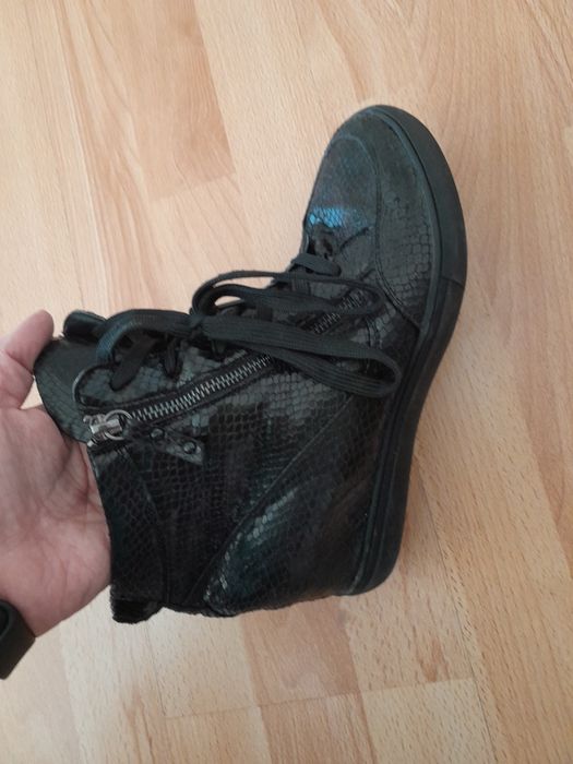 Боти със скрита платформа.