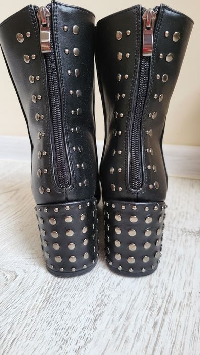 Дамски боти с метални капси