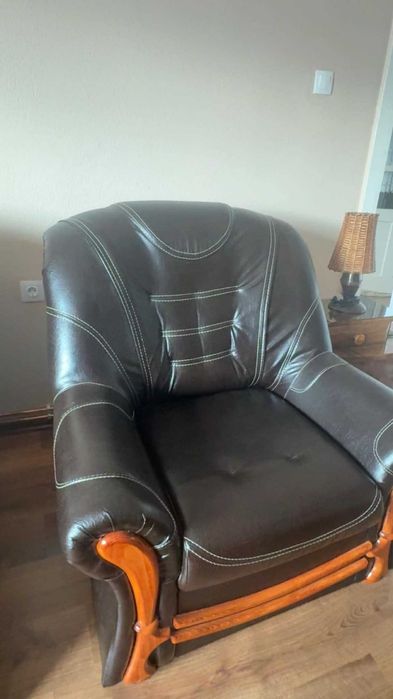 Fotoliu și canapea din piele