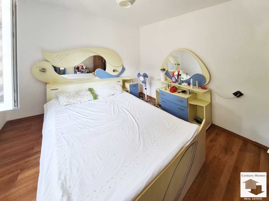 190026 Просторна триетажна къща с голям двор в село Караманово