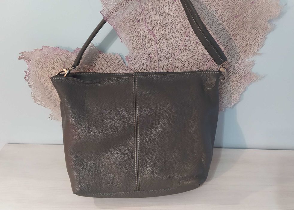Сива кожена чанта, дамска – класически среден размер